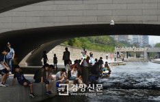 [경향포토]무더운날 청계천 다리 아래로 모인 사람들