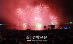 ‘한여름밤 하늘을 수놓는 오색 불빛’…포항국제불빛축제 오늘 개막