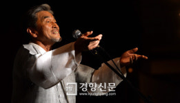 [경향포토]소리꾼 장사익, 팬들의 가슴에 녹았다.