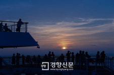 [경향포토]동해바다 석양 즐기는 피스앤그린보트 승객들