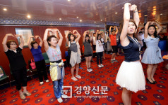 [경향포토]피스앤그린보트,  K-pop J-pop 신나는 댄스타임
