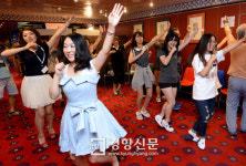 [경향포토]피스앤그린보트,  K-pop J-pop 신나는 댄스타임