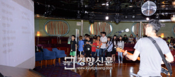 [경향포토]피스앤그린보트, 어린이들이 직접 작사한 노래 부르기