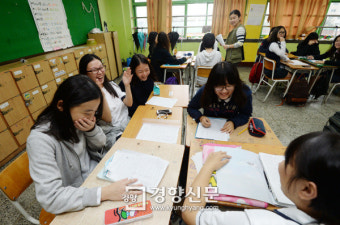 “여교사에게 배운 여학생 수학 성적이 더 높다”
