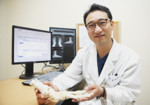[좋은 의사를 만나다]김학준 고대구로병원 정형외과 교수 “인대 손상·관절염 치료  획기적으로 바꾸고 싶어”