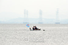 [경향포토]시화호 20km 뗏목 횡단