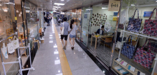 젊음의 공간, 문화 공간으로 변신하는 서울 지하상가…청년들이 내려갔다, 상가가 젊어졌다