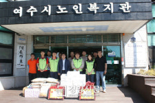 여수 롯데케미칼 샤롯데봉사단, 소외계층 노인 찾아 온정
