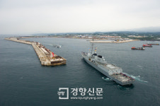 제주해군기지 이지스구축함 첫 입항…입출항, 부두계류 시설 시험