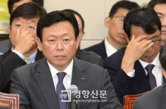 [경향포토]질문 경청하는 신동빈 롯데 회장