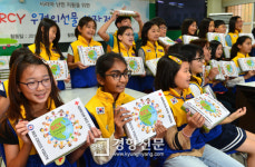 [경향포토]시리아 난민 돕기 우정의상자 보내는 서울 혜화초등학교 학생들