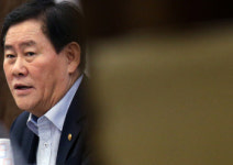 “야당 질타는 지나가는 바람 정치인은 얻어맞으면서 커”…국감서 경제정책 실패 난타당한 최경환의 ‘여유’