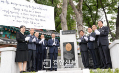 [경향포토]유관순 열사 추모비 제막식