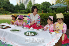 [포토뉴스]광양제철유치원 고사리 손들 추석 송편빚기 삼매경