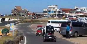 ‘섬 속의 섬’ 제주 우도, 관광객 몸살