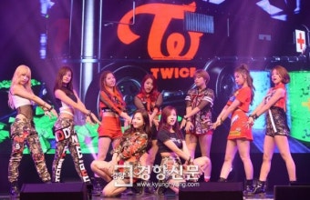 [경향포토]걸그룹 트와이스 데뷔, 우아하게