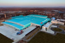 농심 “천지물 담은 ‘백산수’로 에비앙 잡겠다”