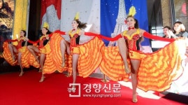 [경향포토]롯데백화점 캉캉댄스