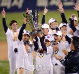 [경향포토]한국시리즈 우승 트로피는 두산!