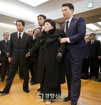 [경향포토]부축받고있는손명순여사