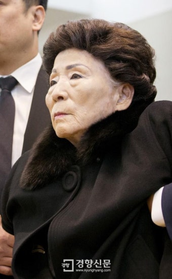 [경향포토]남편바라보는손명순여사