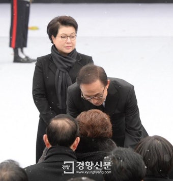 [경향포토]손명순 여사 위로하는 MB