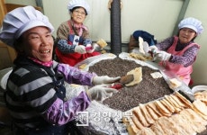 자갈에 갓 구워낸 함양 전통한과