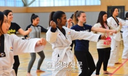 [경향포토]숙명여대, 외국인 학생 태권도 실습