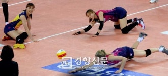 [경향포토]수비에도 몸을 던지는 흥국생명 테일러