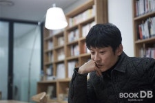[기타뉴스]“산다는 일은 조금씩 사라지는 일” 시인 김경주의 감성동화 ‘나무 위의 고래’