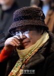 [경향포토]증언도중 눈물흘리는 이옥순 할머니