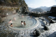 한파에 꽁꽁 언 몸, 충북 충주 온천서 녹이세요