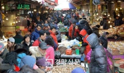 [경향포토]경동시장은 설맞아 제수 준비로 후끈