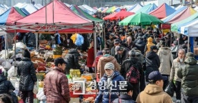 [경향포토]설 앞두고 붐비는 5일장