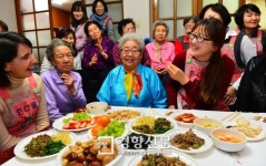 [경향포토]자원봉사단체 한다올 소속 다문화가정 주부들,경로당 봉사활동