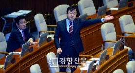 [경향이 찍은 오늘]2월24일 졸음 참는 ‘장관’