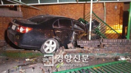승용차 중앙선 넘어 전신주 들이받아…20대 운전자 숨져