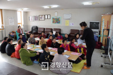 장날에 열리는 한글학교서 꿈 키우는 할머니들