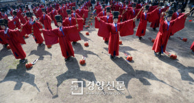 [경향포토]나비처럼 나빌레라