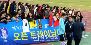 [경향포토]축구대표팀 오픈 트레이닝데이! 신바람 난 팬들!