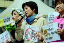 [경향포토]여성노동자 결혼 퇴직시키는 금복주 불매운동