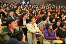 객석 꽉 메운 시민들, 울다 웃으며 ‘정답 없는 인생’ 공감