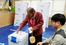 [4·13총선투표]안동 105세 할머니도, 100세 할머니도 ‘소중한 한 표’…“건강한 나라 만들어줬으면 좋겠다”