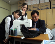 학생들 교복 수선해주는 ‘재봉틀 선생님’