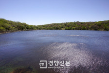 ‘아~’ 탄성이 절로…만수 이룬 제주 한라산 사라오름