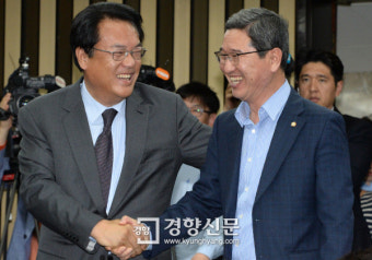 [경향포토]정진석 김학용의원 인사