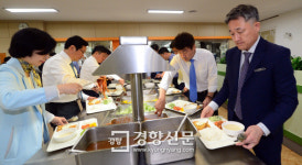 [경향포토]더불어민주당 초선의원 국회 구내식당 이용