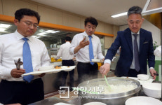 [경향포토]더불어민주당 초선의원 국회 구내식당 식사