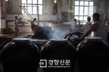 150년 된 양조장서 맨발로 꾹꾹...중국 최고명주 마오타이주를 빚는 법