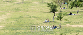 [경향포토]햇빛 피해 그늘로